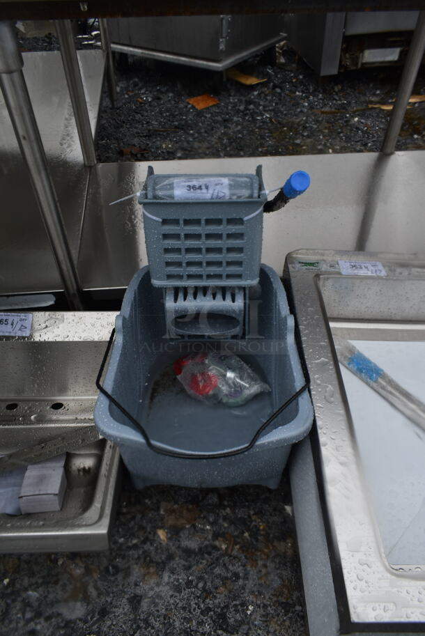 BRAND NEW SCRATCH AND DENT! Lavex 274MOPBCKTGY 35 Qt. Gray Mop Bucket & Side Press Wringer Combo - Image 2 of 5