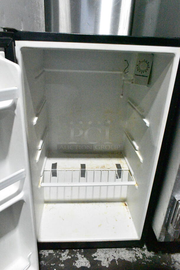 Igloo FR465I-B Metal Mini Cooler. 115 Volts, 1 Phase. Tested and Working! - Image 2 of 5