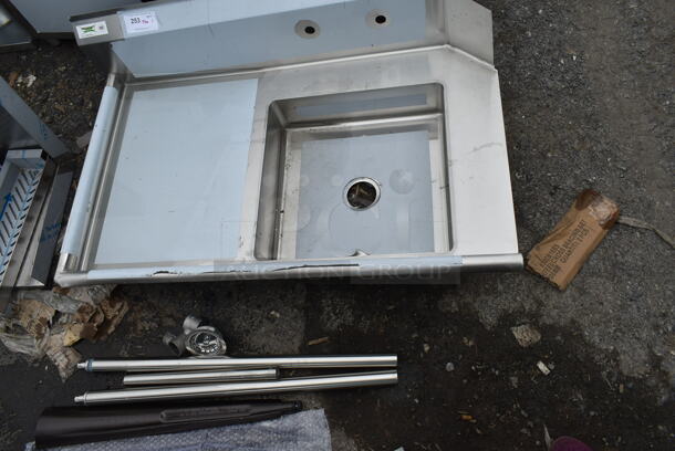 BRAND NEW SCRATCH AND DENT! Regency 600DDT48L 16 Gauge 4' Soiled / Dirty Dish Table - Left Drainboard - Image 2 of 5