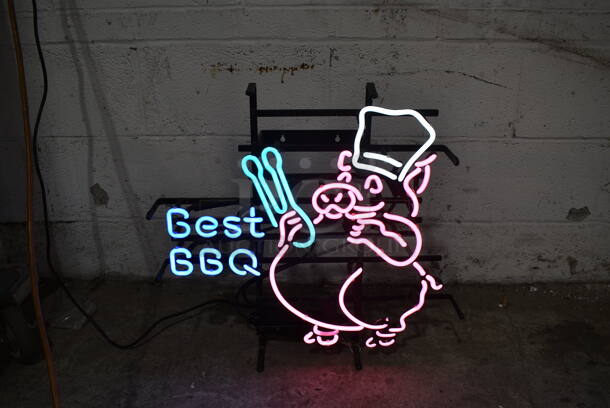 2 Light Up Items; Clock and Best BBQ Neon Sign. BBQ Tested and Working, Clock Does Not Power On. 2 Times Your Bid! Buyer Must Pick Up - We Will Not Ship This Item. - Image 4 of 5