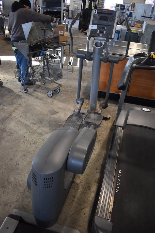 Life Fitness 95Xi Metal Commercial Fit Stride Total Body Trainer Elliptical Machine. 26x82x63. Tested and Working! - Image 2 of 7