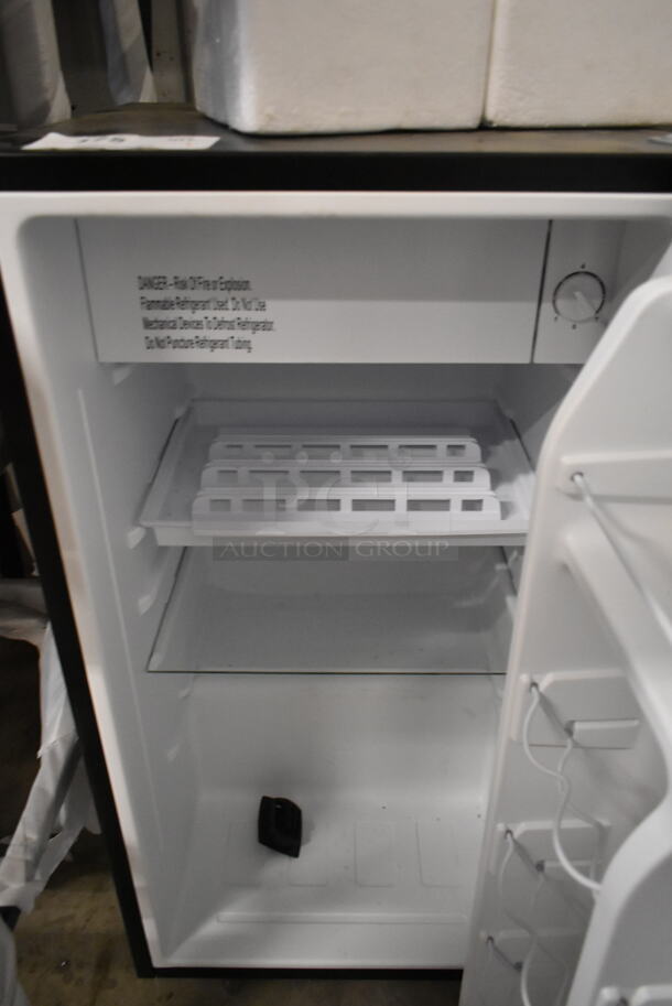 Galanz GLR33MBKE23 Metal Mini Cooler. 120 Volts, 1 Phase. Tested and Working! - Image 3 of 5