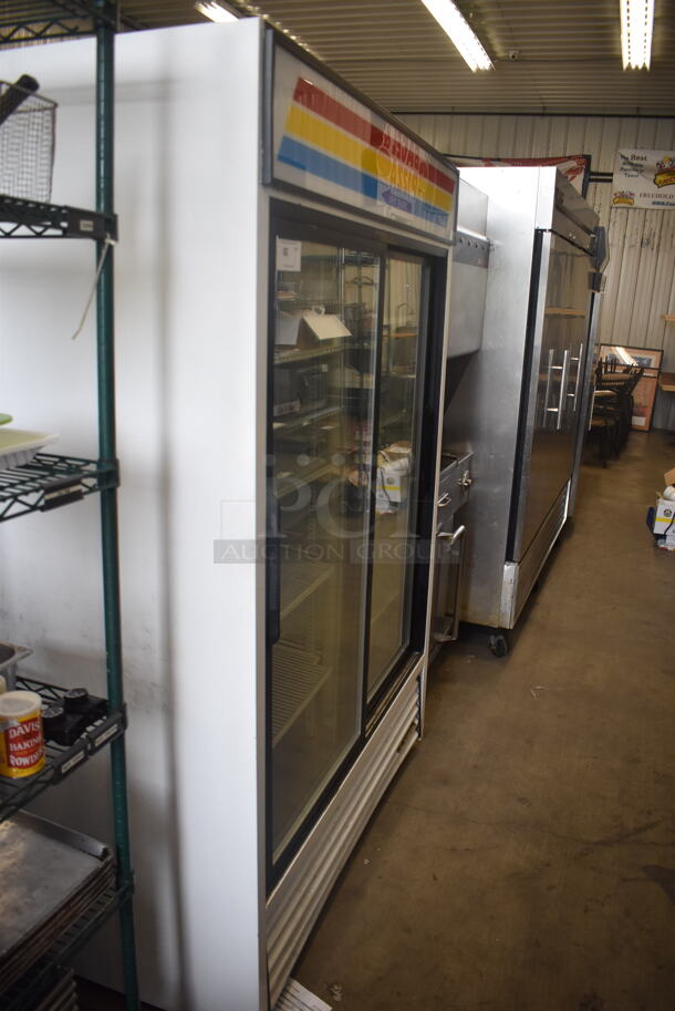 True GDM-47 White 2 Glass Door Door Merchandising Cooler w/ Shelving. 115 Volt 1 Phase. Tested and Working! - Image 2 of 7