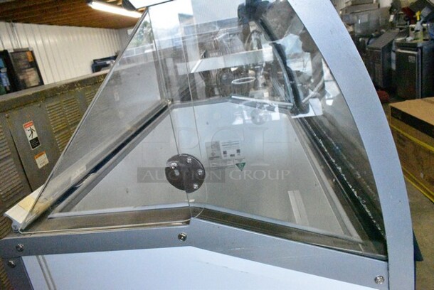 BRAND NEW SCRATCH AND DENT! Master-Bilt DD-46 LCG Metal Commercial Ice Cream Dipping Cabinet on Commercial Casters. See Pictures for Broken Glass. 115 Volts, 1 Phase. Tested and Working! - Image 5 of 9