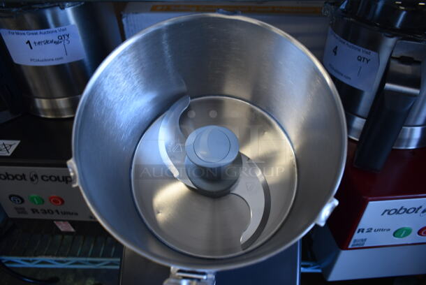 BRAND NEW SCRATCH AND DENT! Robot Coupe R 301 Dice Ultra Metal Commercial Countertop Food Processor w/ Bowl, Lid and S Blade. 120 Volts, 1 Phase. Tested and Working! - Image 6 of 6
