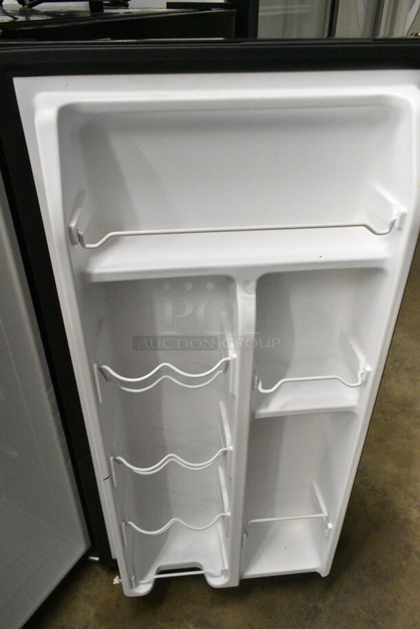 Galanz GLR33MBKE23 Metal Mini Cooler. 115 Volts, 1 Phase. Tested and Working! - Image 4 of 5