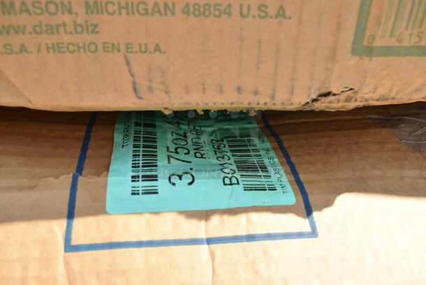 PALLET LOT of 14 BRAND NEW Boxes Including Dart 90HTPF1R White Foam Square Take Out Container with Hinged Lid 9" x 9" x 3" - 200/Case, 500SPC040 4 oz. Round Plastic Spice Jar - 500/Case, 999SPC16R Containers, Fineline 5032-L Super Bowl Clear PET Plastic Dome Lid for 32 oz. Bowls - 100/Case, 500LSTRWL Choice 9, 12, 16, 20, and 24 oz. Clear Strawless / Sip Lid - 1000/Case. 14 Times Your Bid!  - Image 5 of 12