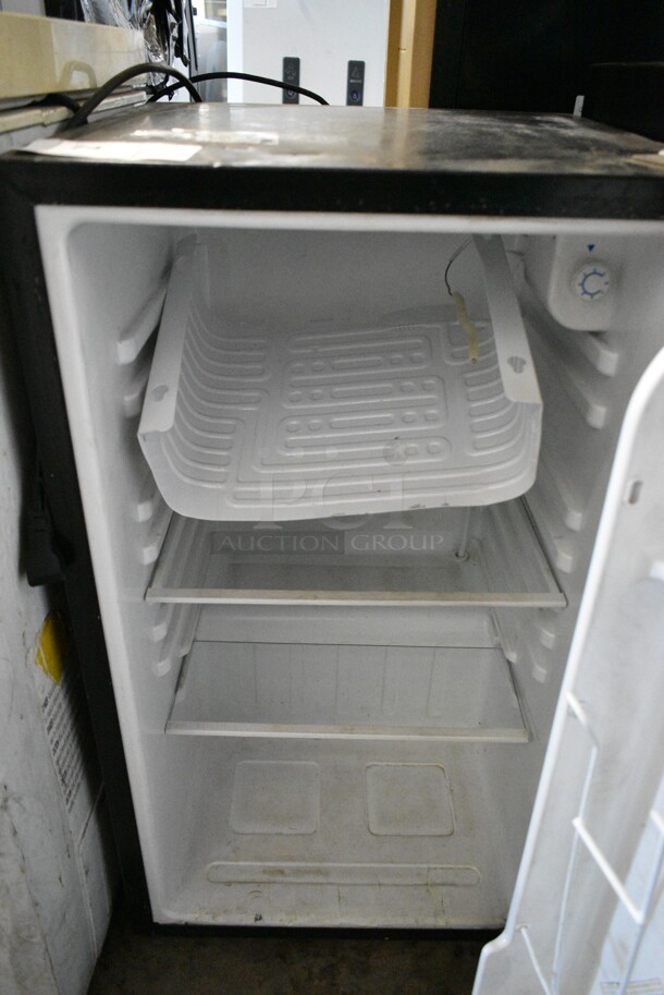 Tramontina 80901/100 Metal Mini Cooler. 115 Volts, 1 Phase. Tested and Powers On But Does Not Get Cold - Image 2 of 5