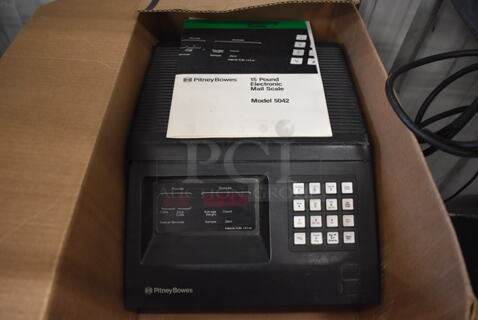 Pitney Bowes 5042 Countertop 15 Pound Capacity Mail Scale. 12.5x16x6.5