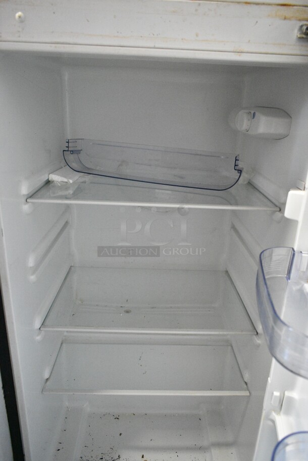 Thomson TFR725 Metal Cooler w/ Freezer. 115 Volts, 1 Phase. Tested and Powers On But Does Not Get Cold - Image 5 of 8