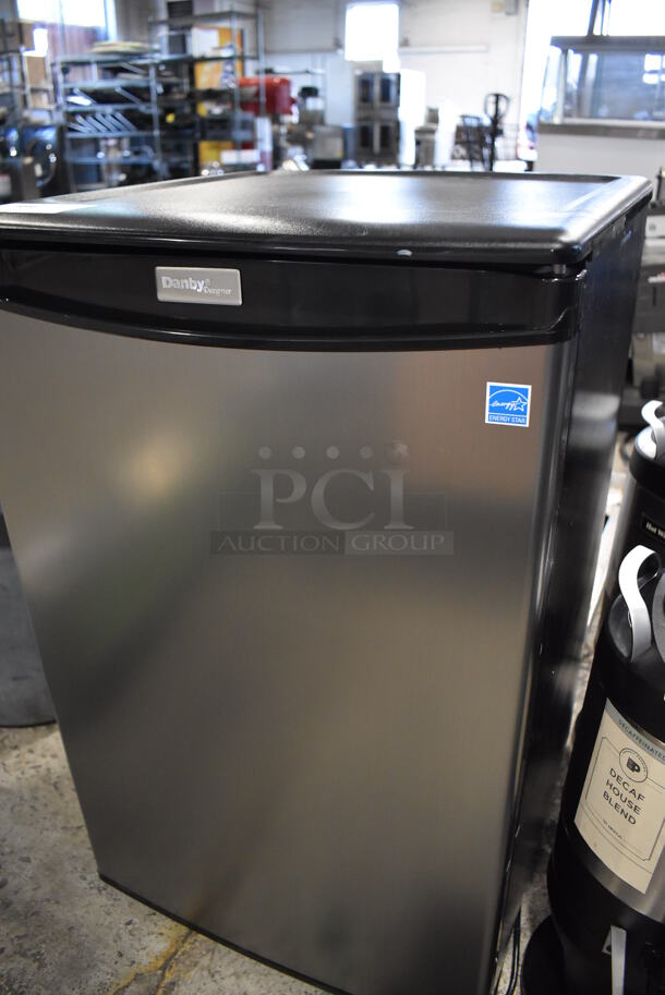 Danby DAR044A5BSLDD Metal Mini Cooler. 115 Volts, 1 Phase. 21x21x33. Tested and Working! - Image 2 of 5