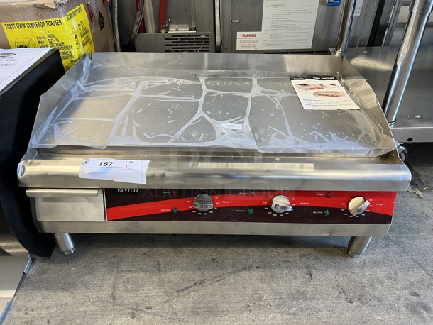 BRAND NEW SCRATCH AND DENT! Avantco EG30N Stainless Steel Commercial Countertop Flat Top Griddle. 30x20x13. Tested and Working!