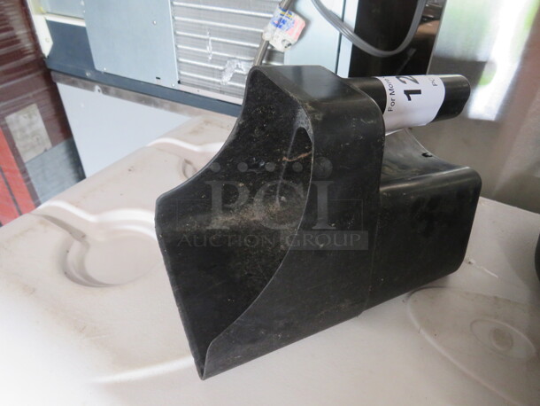 One 2 Quart Poly Scoop. - Image 1 of 1