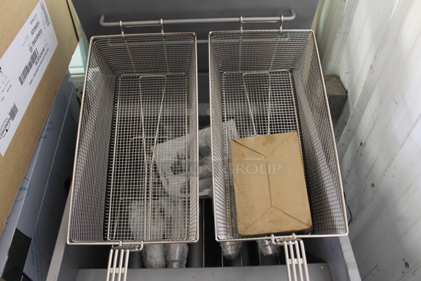 BRAND NEW SCRATCH AND DENT! Avantco FF100 Liquid Propane 70-100 lb. Stainless Steel Tube Floor Fryer on Commercial Casters- 150,000 BTU - Image 4 of 11