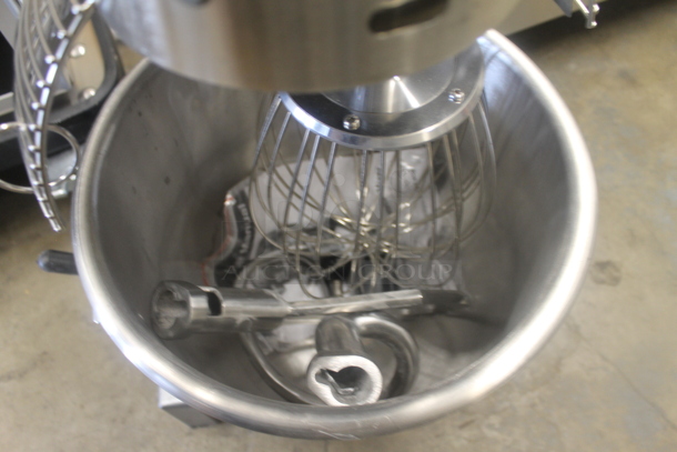 BRAND NEW SCRATCH AND DENT! 2022 Avantco 177MX20H Metal Commercial Countertop 20 Quart Planetary Dough Mixer w/ Stainless Steel Mixing Bowl, Bowl Guard, Dough Hook, Paddle and Whisk Attachments. 120 Volts, 1 Phase. Tested and Working! - Image 3 of 6