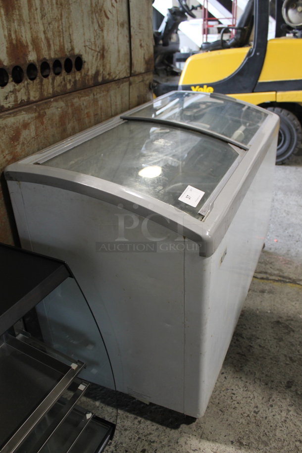 Avantco 360ICFC13 Metal Commercial Floor Style Chest Freezer Merchandiser on Commercial Casters. 115 Volts, 1 Phase. Tested and Working! - Image 3 of 11