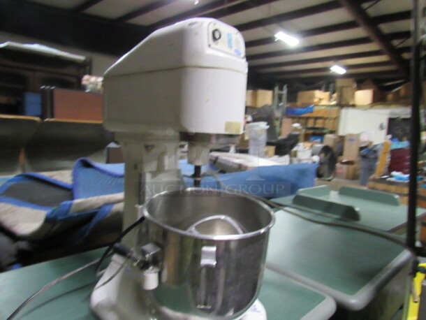 One Globe 8 Quart Commercial Mixer With Bowl And Paddle. Model# SP8. 110 Volt.  - Image 2 of 4