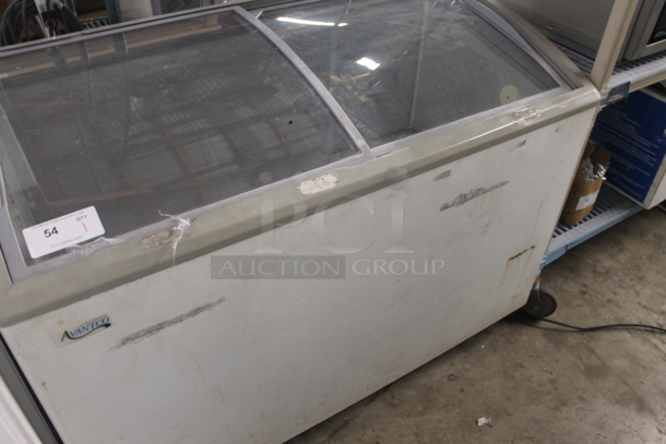 Avantco 360ICFC12 Metal Commercial Chest Freezer Merchandiser on Commercial Casters. 115 Volts, 1 Phase. Tested and Powers On But Does Not Get Cold - Image 2 of 6