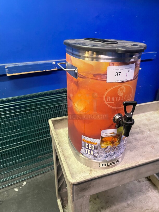 Clean! Bunn TDO-4 4 Gallon Commercial Iced Tea Dispenser with Brew-Through Lid NSF  - Image 2 of 5