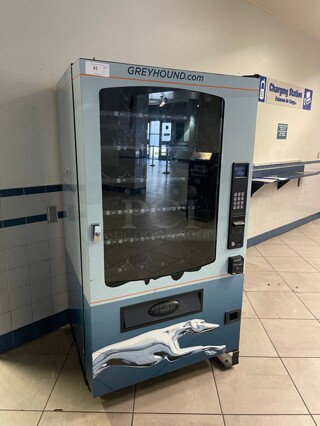 Money Maker! Seaga Infinity INF5S Commercial Snack Vending Machine Comes With CC Reader and Money Holder 115 Volt With Keys NSF Tested and Working! 40x37x72