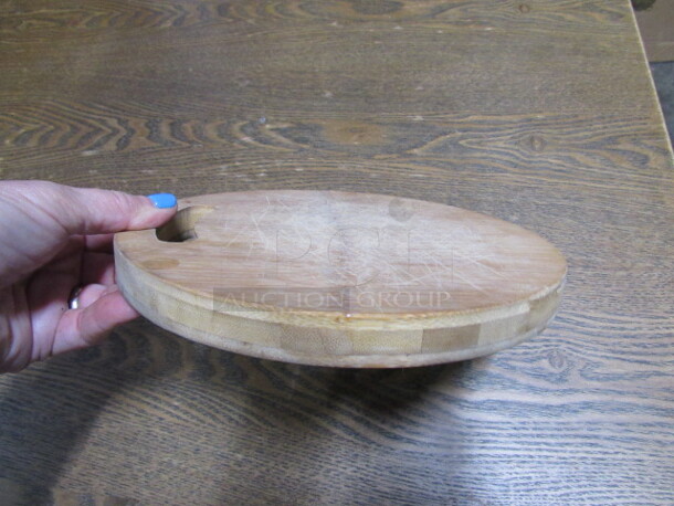 9 Inch Round Wooden Cutting Board. 5XBID - Image 2 of 2