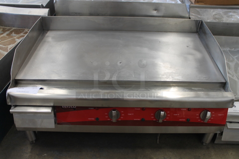 BRAND NEW SCRATCH AND DENT! Avantco 177EG30N Stainless Steel Commercial Countertop Electric Powered Flat Top Griddle w/ Thermostatic Controls. 208/240 Volts, 1 Phase.