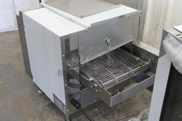 BRAND NEW SCRATCH AND DENT! Avantco TT-P11-240 177CNVYOV10d Stainless Steel Commercial Countertop Electric Powered Conveyor Pizza Oven. 240 Volts. - Image 4 of 5