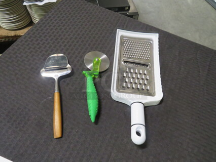 Assorted Utensils. 3XBID