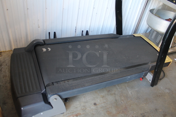 Freemotion FMTK74810.7 i11.9 Incline Trainer Metal Commercial Floor Style Treadmill. 110-120 Volts, 1 Phase. Tested and Powers On But Screen Does Not Work - Image 2 of 5