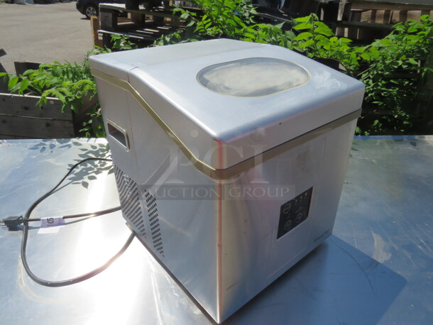One Countertop Magic Chef Ice Maker. Model# MCIM30SST. 115 Volt. 14X16X16.5 - Image 2 of 2