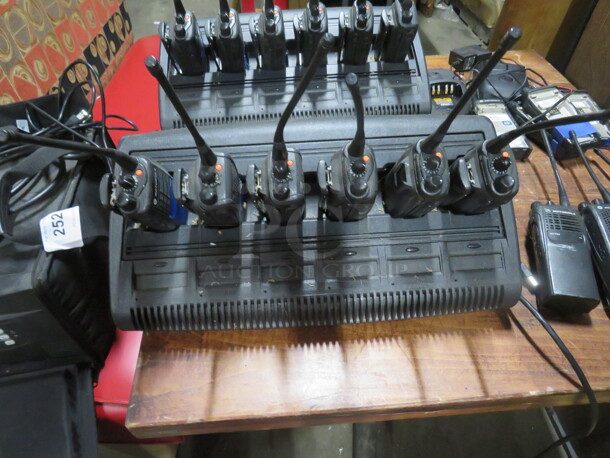 One Motorola Radius GR1225 Repeater In A Carry Bag, With 16 Walkie Talkies In 2 Bases, Plus Extras, See PICS! - Image 3 of 5
