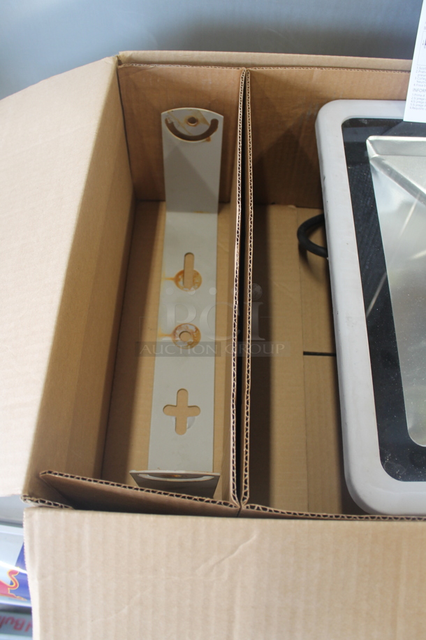 IN ORIGINAL BOX! Metal LED Flood Light. - Image 3 of 7