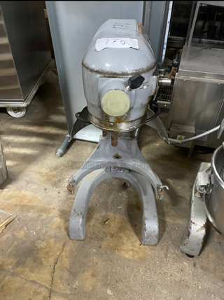 Dough Mixer 20qt missing bowl and attachments 