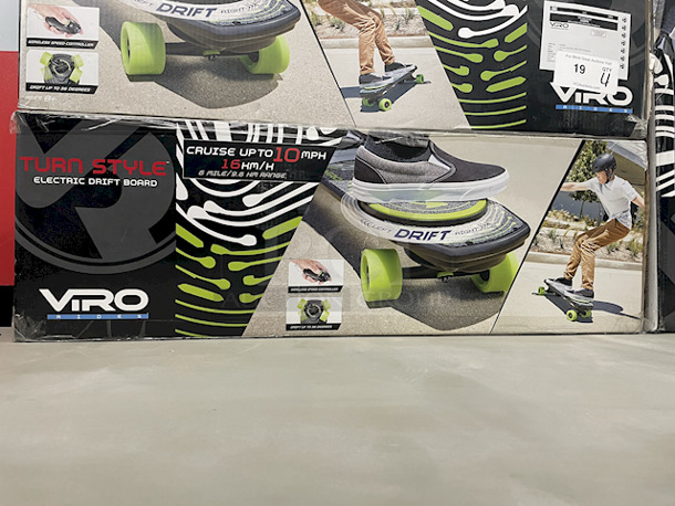 DON’T LET THIS FLY BY!! (4) Viro 10mph Turn Style Electric Drift Boards W/ Wireless Controller – Drift Up to 360 Degrees. 4x Your Bid - Image 2 of 5
