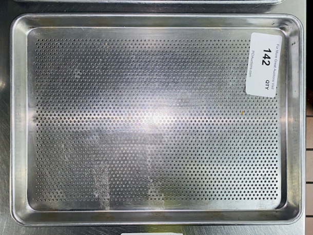 LIKE NEW!! 10/10 Condition 18x13 Perforated Sheet Pan.
18x13x1
