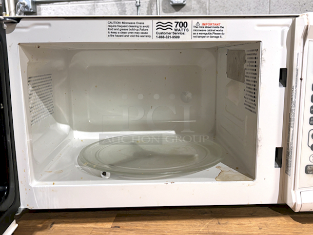 NICE! Rival RGTM701 0.7 Cu. Ft. 7000 Watt Digital Microwave Oven.  - Image 2 of 3