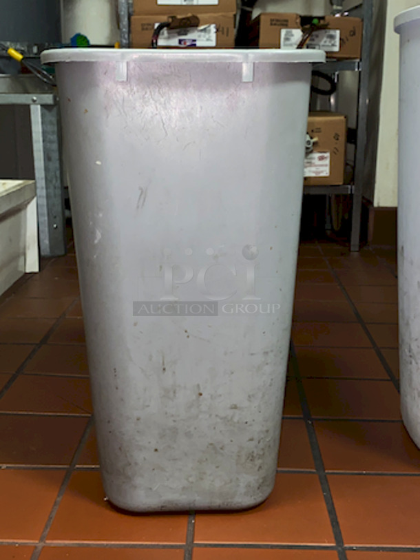 Sterilite Trash Receptacle.  - Image 3 of 6