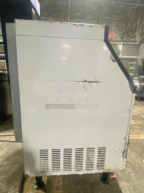 Norpole 26 Inch Wide Undercounter Ice Machine with 160 Lbs. Daily Ice Production

 - Image 4 of 5