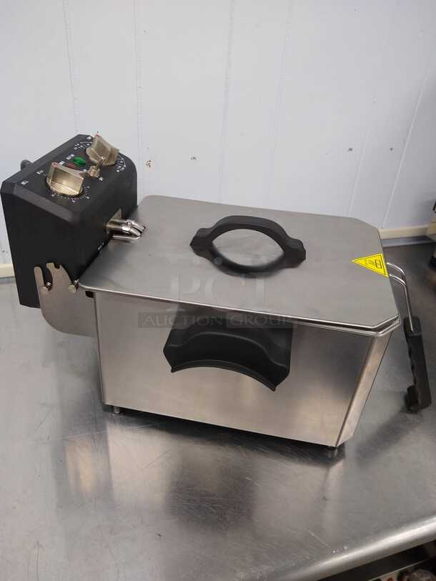 Dukers DCF10E One Basket Electric Fryer One Basket Electric Countertop Fryer - Image 4 of 9