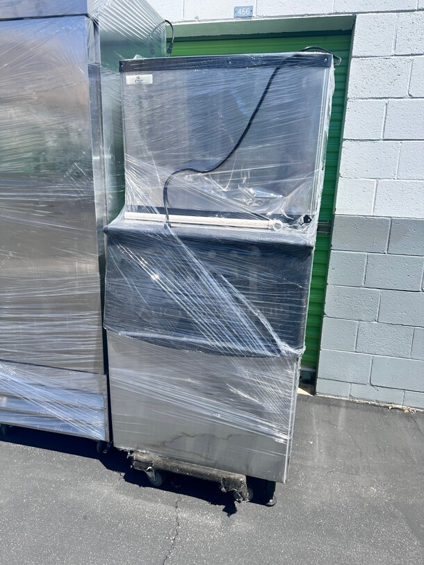 One Year Old Cooler Depot Commercial Ice Maker 30 inch With Ice Bin - 500 lb/per Day SK-520 115 Volt  - Image 1 of 9