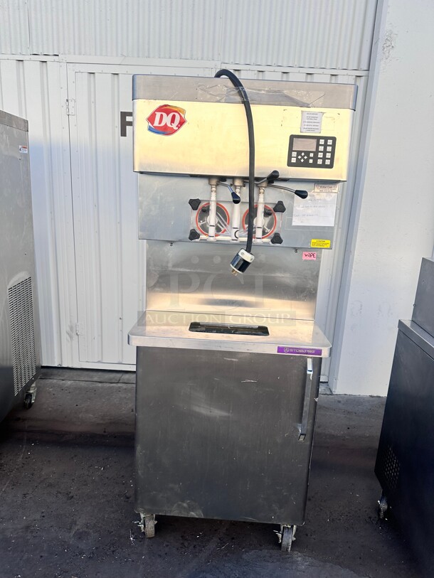 Stoelting U431 Pressure-Fed Twin Twist Soft Serve/Frozen Yogurt Machines 220 Volt 1 phase Working - Image 1 of 10