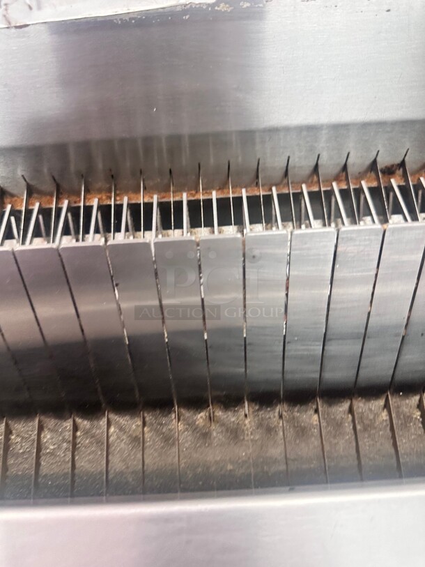 Oliver 711 Countertop Commercial Bread Slicer 115 Volt  - Image 5 of 6