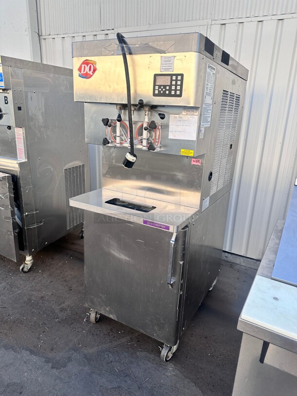 Stoelting U431 Pressure-Fed Twin Twist Soft Serve/Frozen Yogurt Machines 220 Volt 1 phase Working - Image 3 of 10