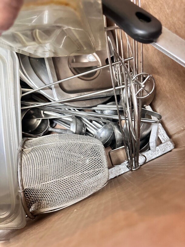 One Lot of Kitchen Items Pot Covers Serving Trays Strainer Frying Pans Spoons - Image 9 of 9