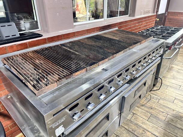 Late Model Vulcan VCCB60 60 inch Charbroiler - Low Profile, Cast Iron Grates, 159,000 BTU, Natural Gas Working - Image 6 of 8
