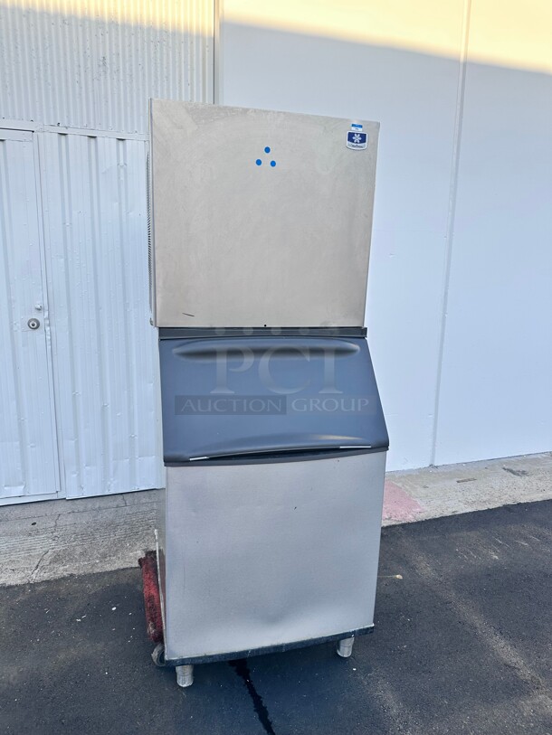 Late Model Manitowoc RNS1008A 1078 lb Nugget Style Ice Machine - Air Cooled - 208/230 V Working