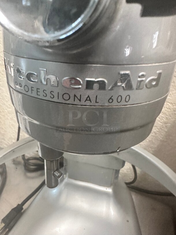 Working Kitchen Aid Professional 600™ Series 6 Quart Bowl-Lift Stand Mixer 115 Volt  - Image 4 of 8