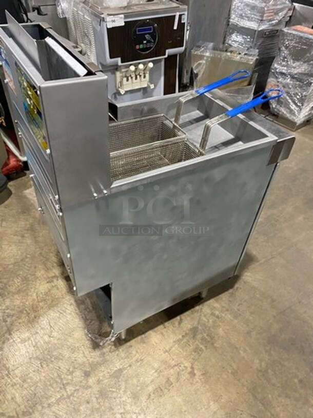 Apexra Commercial Natural Gas Powered Deep Fat Fryer! With 2 Metal Frying Baskets! All Stainless Steel! On Legs! - Image 4 of 8