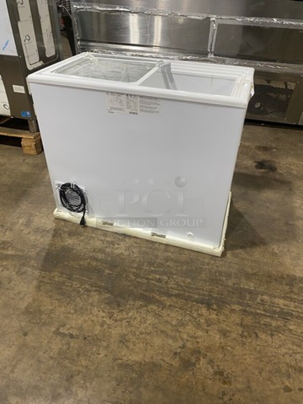 SCRATCH-N-DENT! LATE MODEL! Kelvinator Commercial Reach Down Chest Freezer! With Hinged Top Lid! Model: KCNF073WS SN: F738090 115V - Image 4 of 10
