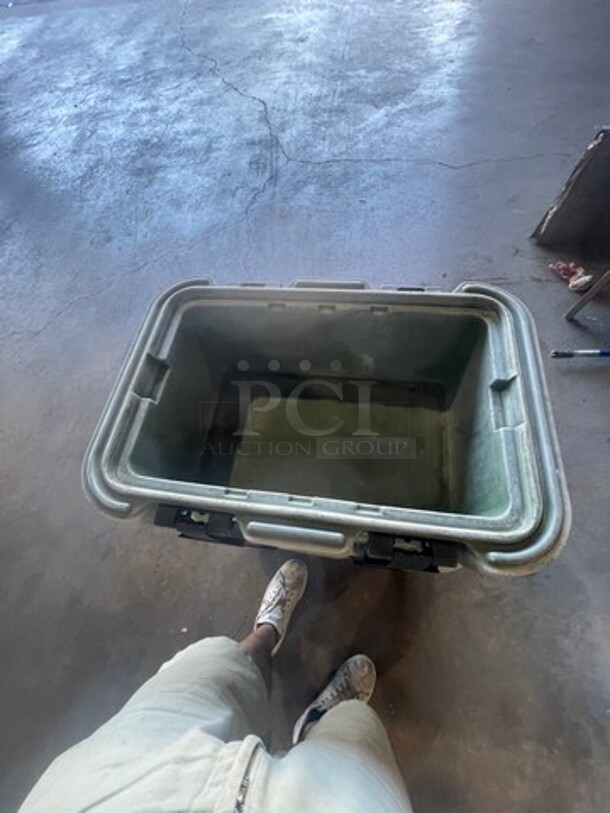 Cambro Insulated Food Pan Carrier! With Lid! 3x Your Bid! - Image 3 of 3